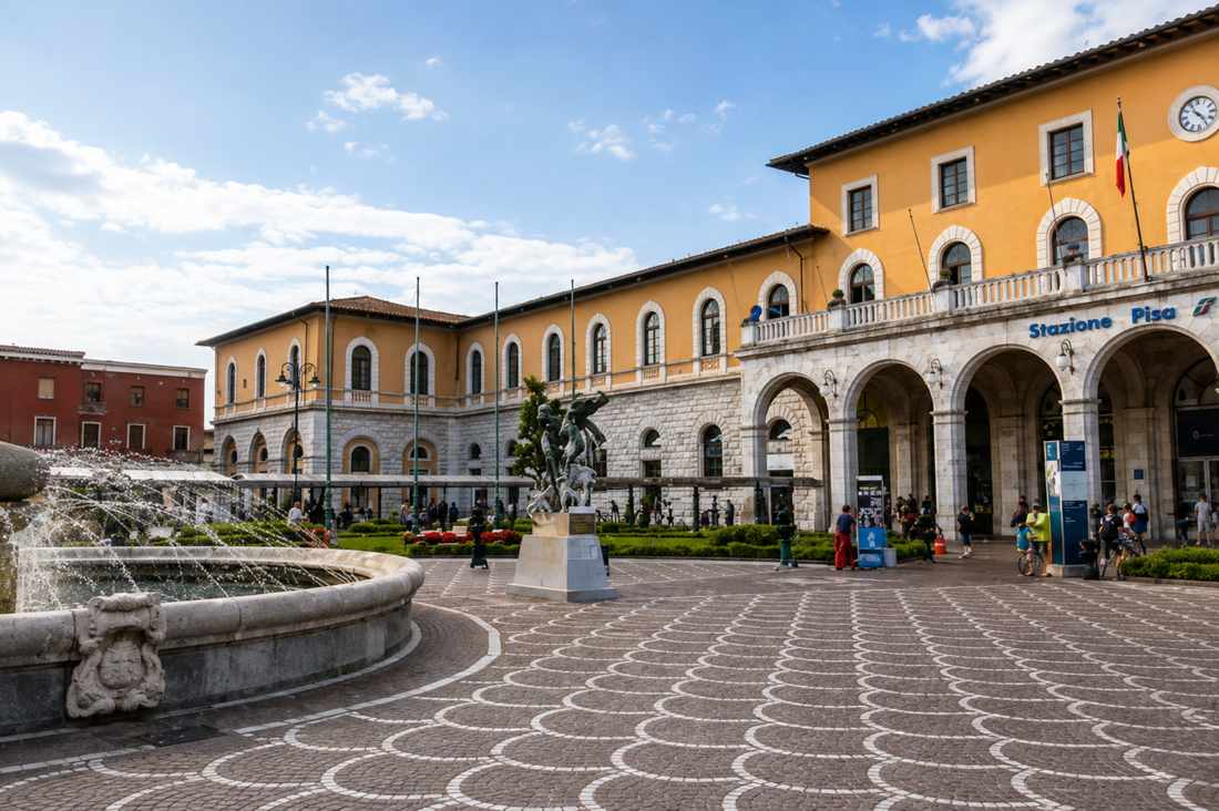 La stazione di Pisa Centrale e la piazza con la fontana
