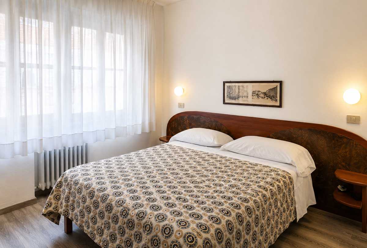 Camera doppia con testiera in legno all'Hotel Cecile